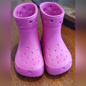 CROCS Toddlers Vibrant Pink Rain Boots in size 6